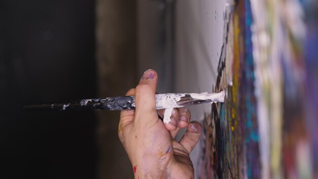 L'artista disegna un'aquila sulla parete l'artigiano decoratore dipinge un quadro con olio acrilico