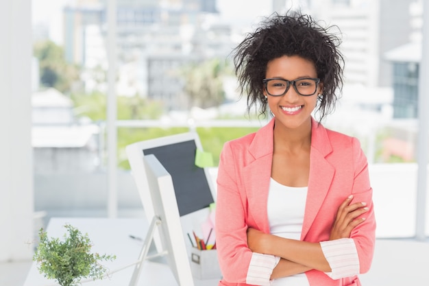 L&#39;artista femminile casuale con le armi ha attraversato all&#39;ufficio luminoso