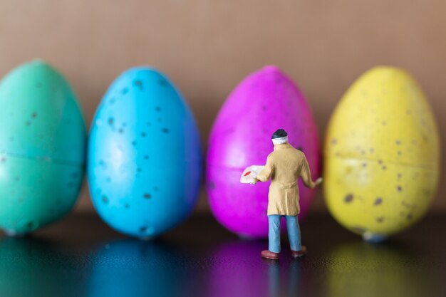 L&#39;artista sta tenendo un pennello e dipinge le uova di Pasqua