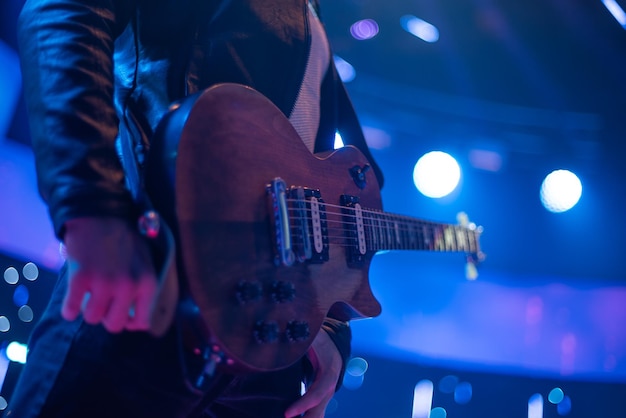 L'artista suona la chitarra