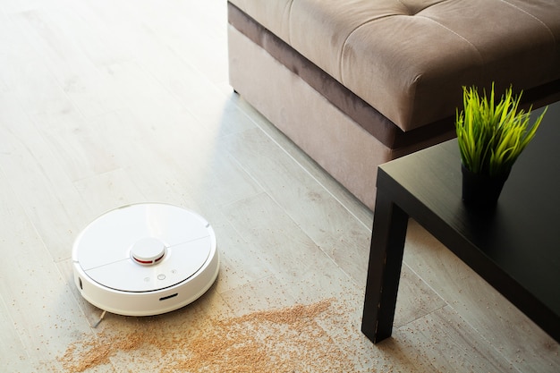 L'aspirapolvere robot esegue la pulizia automatica dell'appartamento