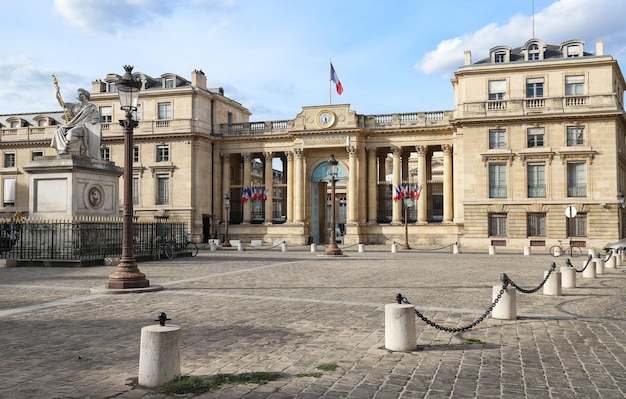 L'Assemblea nazionale francese decorata con la bandiera LGBT arcobaleno Parigi Francia