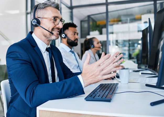 L'assistenza clienti del call center e contattaci per i nostri agenti di consulenza di telemarketing possono aiutare con la consulenza sul prestito Comunicazione del consulente e felice dipendente del servizio assicurativo in tuta con auricolare