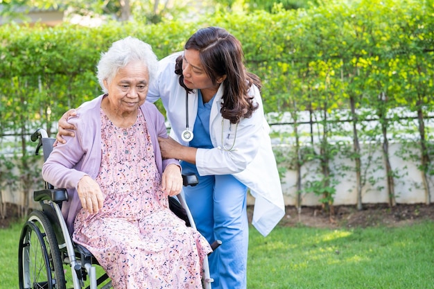 L'assistenza e la cura del caregiver Paziente asiatico senior della donna che si siede sulla sedia a rotelle al concetto medico forte sano del reparto dell'ospedale di cura