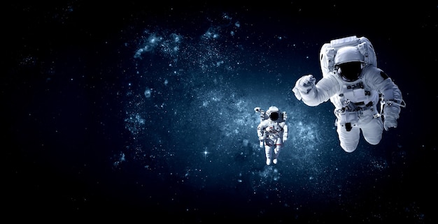 L'astronauta astronauta fa la passeggiata nello spazio mentre lavora per la stazione spaziale