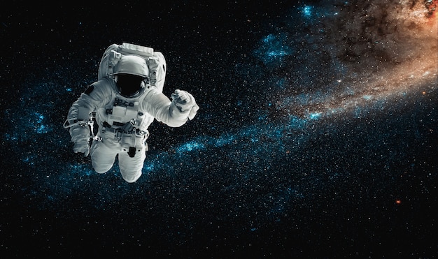 L'astronauta astronauta fa passeggiate nello spazio mentre lavora per la stazione spaziale