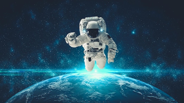 L'astronauta astronauta fa una passeggiata nello spazio mentre lavora per la missione di volo spaziale