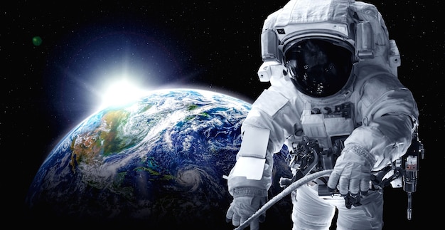 L'astronauta astronauta fa una passeggiata nello spazio mentre lavora per la stazione spaziale