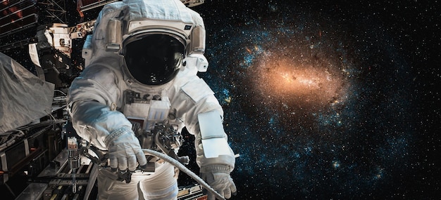 L'astronauta astronauta fa una passeggiata nello spazio mentre lavora per la stazione spaziale