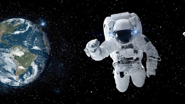 L'astronauta astronauta fa una passeggiata nello spazio mentre lavora per una missione di volo spaziale