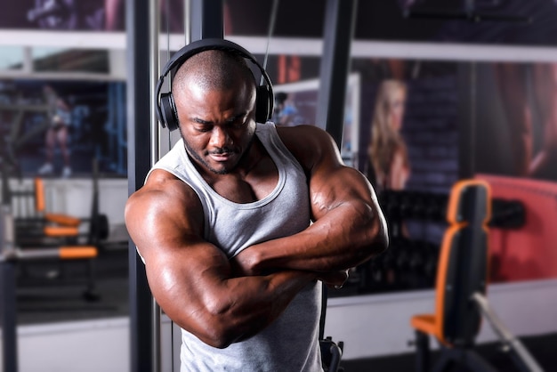 L'atleta ascolta la musica in cuffia dal suo smartphone in palestra