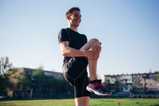 L'atleta che si scalda allo stadio