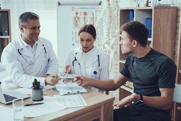 L&#39;atleta sta dando soldi ai dottori in clinica