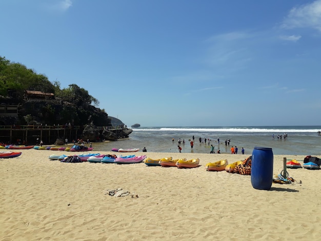 L'atmosfera della spiaggia Drini di Yogyakarta durante il giorno