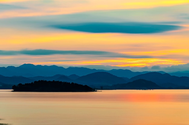 L'atmosfera naturale delle montagne si sovrappone come un'immagine Durante la sera il tramonto è un'atmosfera meravigliosa