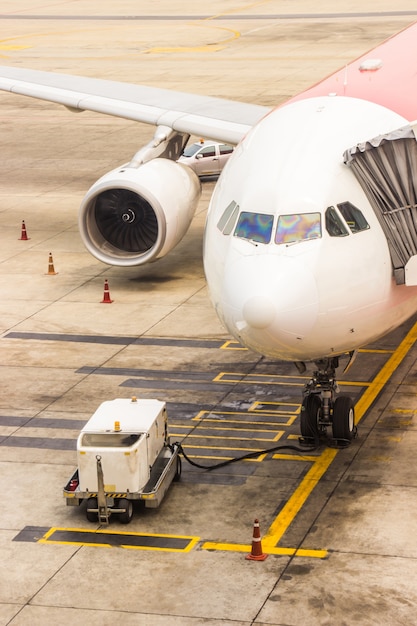 L&#39;attrezzatura principale per la manutenzione dell&#39;aereo controlla l&#39;aeroporto prima della partenza per sicurezza.