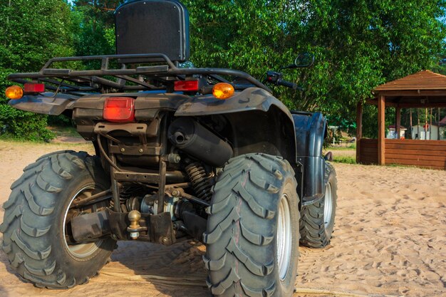 L'ATV fuoristrada sulla spiaggia sabbiosa del mare in quad guida il turismo ricreativo attivo