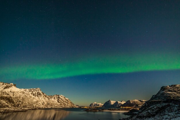 L'aurora boreale artica polare a caccia di aurora boreale stella del cielo in Norvegia fotografo di viaggi montagne