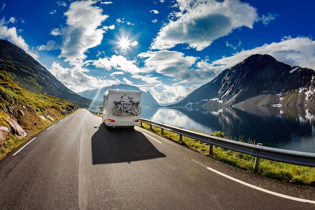 L'auto del caravan viaggia sull'autostrada.