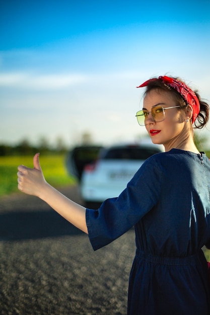 L'auto della ragazza si è rotta e lei chiede aiuto