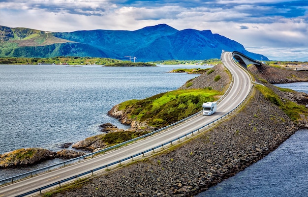 L'auto della roulotte viaggia sull'autostrada. Atlantic Ocean Road o Atlantic Road (Atlanterhavsveien) hanno ricevuto il titolo di (Costruzione norvegese del secolo).