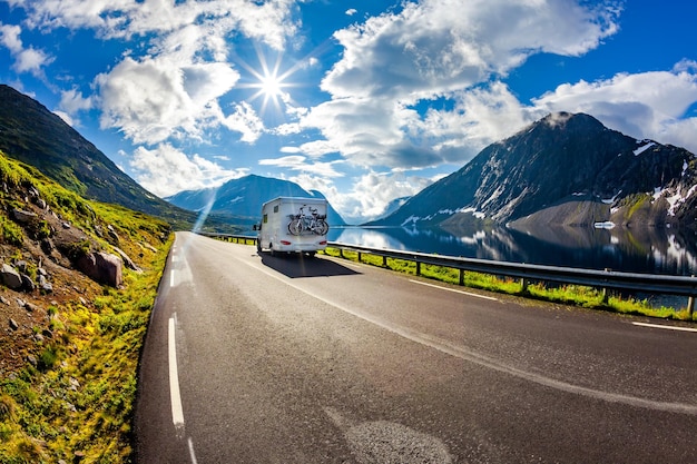 L'auto della roulotte viaggia sull'autostrada. Turismo vacanza e viaggi.