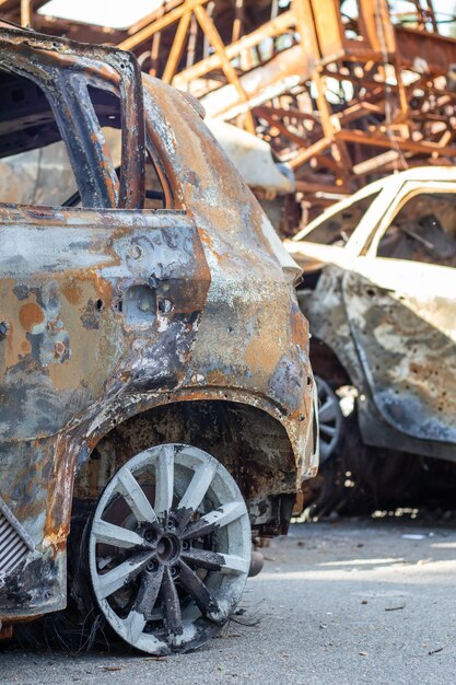 L'auto è completamente bruciata, anche le gomme sono bruciate Incidente d'auto bruciato dopo l'incendio La bomba