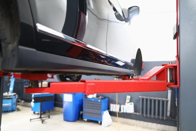 L'auto è in ascensore nel primo piano del servizio auto