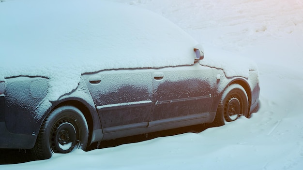 L'auto è ricoperta di neve dopo una nevicata