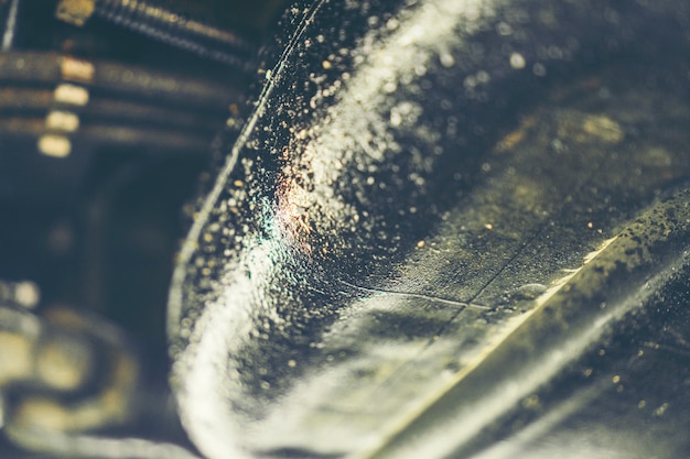 L&#39;auto è sporca di olio di asfalto.