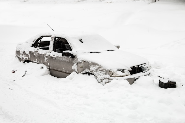 l'auto è stata colpita da una valanga