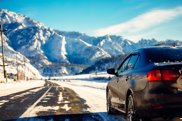 L'auto marrone in montagna la strada