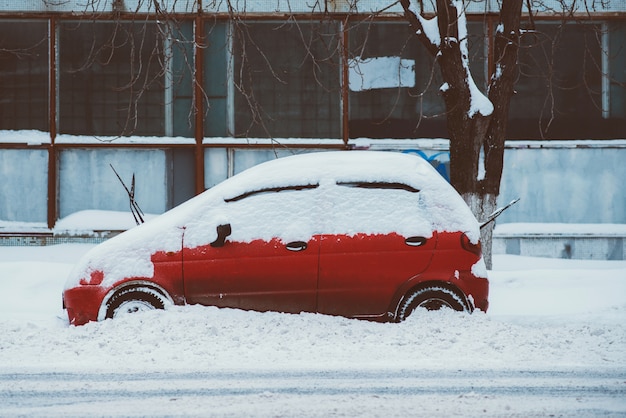 L'auto parcheggiata si trova lungo la strada tutta nella neve