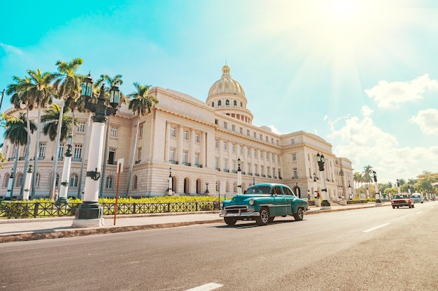 L'auto retrò americana d'epoca percorre una strada asfaltata di fronte al Campidoglio nella vecchia Havana Taxi cabriolet turistico