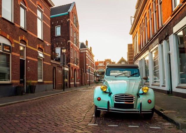 L'auto retrò si trova su una strada nella città di Vlaardingen Paesi Bassi al tramonto