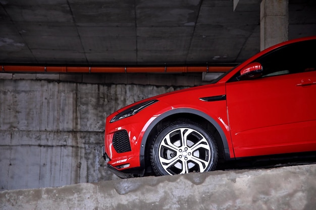 L'auto rossa scende sulla rampa del parcheggio sotterraneo