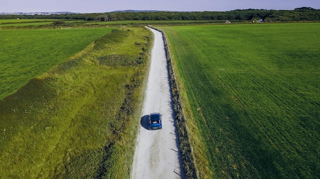 L'auto si sta muovendo su una strada di campagna sabbiosa