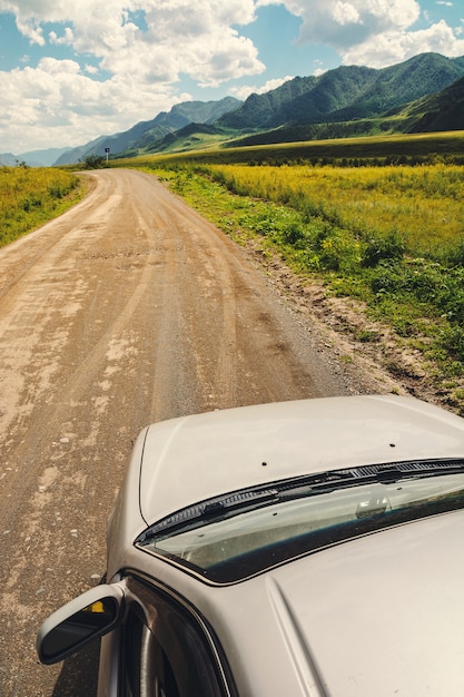 l'auto si trova su una strada sterrata in una zona montuosa. Paesaggio pittoresco.