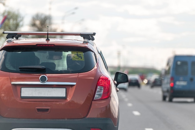 L'auto sta guidando sulla strada