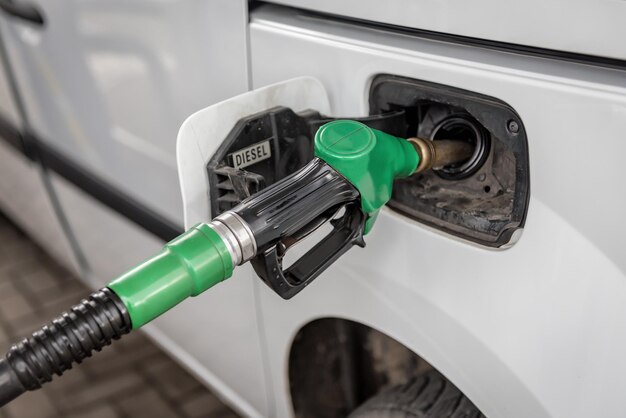 L'auto viene rifornita di carburante diesel. Tema del trasporto