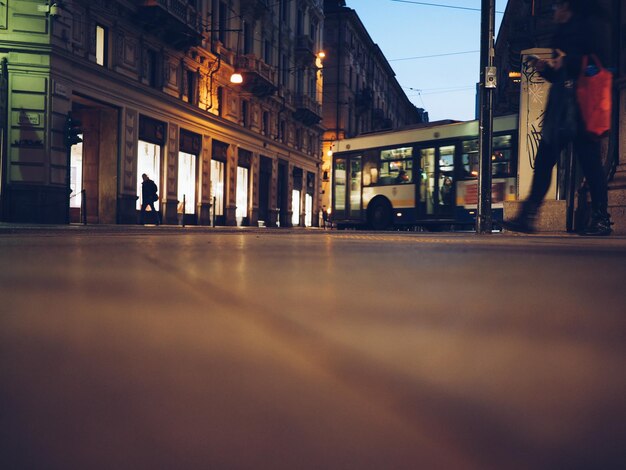 L'autobus sulla strada della città al crepuscolo