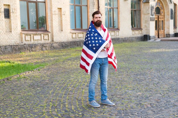 L'autorizzazione Uomo barbuto che ottiene il visto degli Stati Uniti Richiedente il visto che indossa la bandiera degli Stati Uniti il 4 luglio Hipster che richiede il visto di immigrazione per la cittadinanza americana Visto d'ingresso o permesso di viaggio