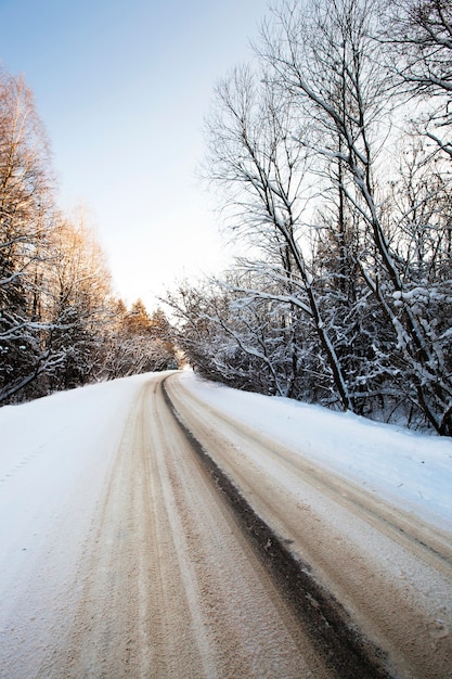 L'autostrada asfaltata in una stagione invernale. Bielorussia