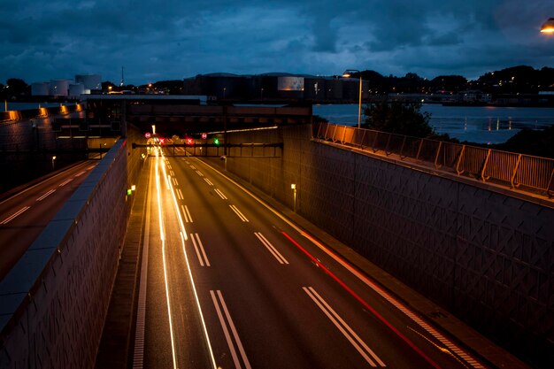 L'autostrada di notte con i lampioni