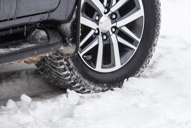 L'autovettura guida su una strada innevata