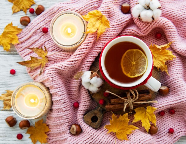 L&#39;autunno piatto giaceva con una tazza di tè e foglie