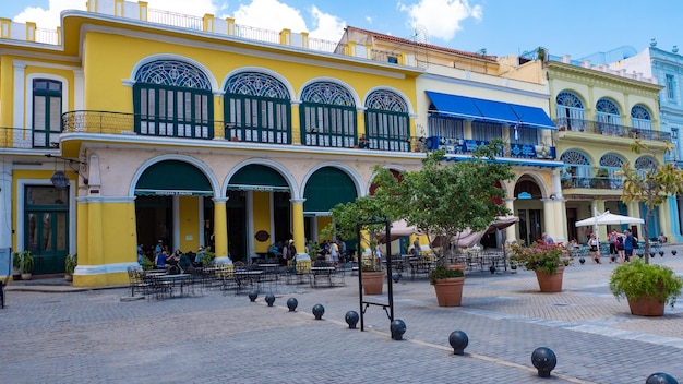 L'Avana Cuba 02 maggio 2019 piazza di destinazione con ristorante colorato nell'avana vecchia