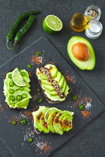 L'avocado brinda su un tagliere di pietra.