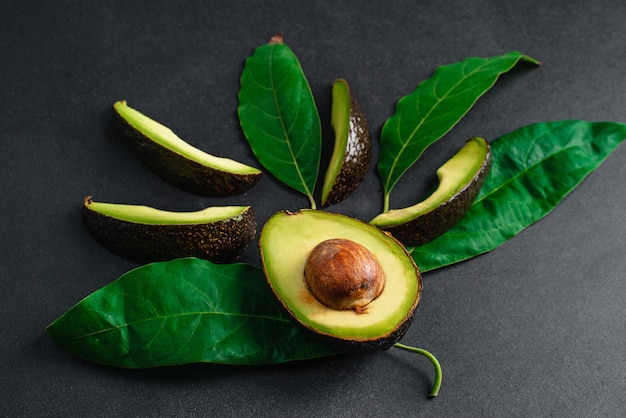 L'avocado fresco si trova su sfondo nero Cibo salutare