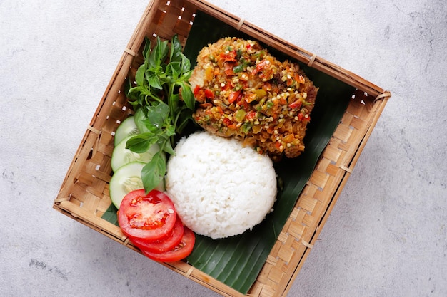 L'Ayam Geprek è fatto con pollo croccante schiacciato con salsa all'aglio e peperoncino sambal bawang